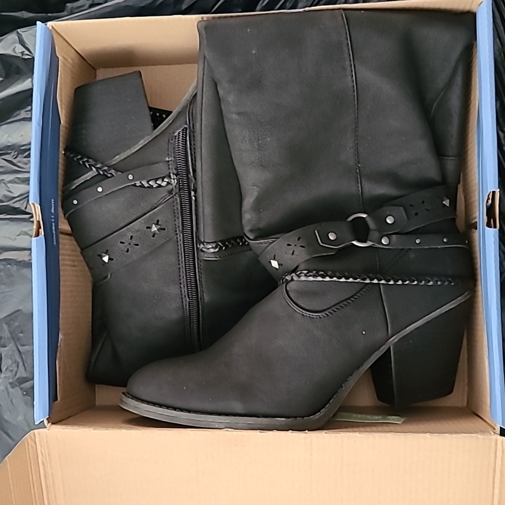 TALL BLACK BOOTS